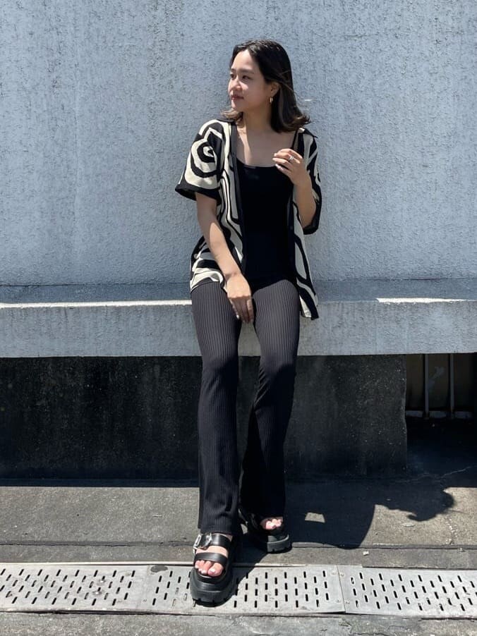 ブラック系のその他パンツ、ブラック系のキャミソール、ブラック系のニット/セーターを着用したレディースの夏コーディネートの3枚目の写真