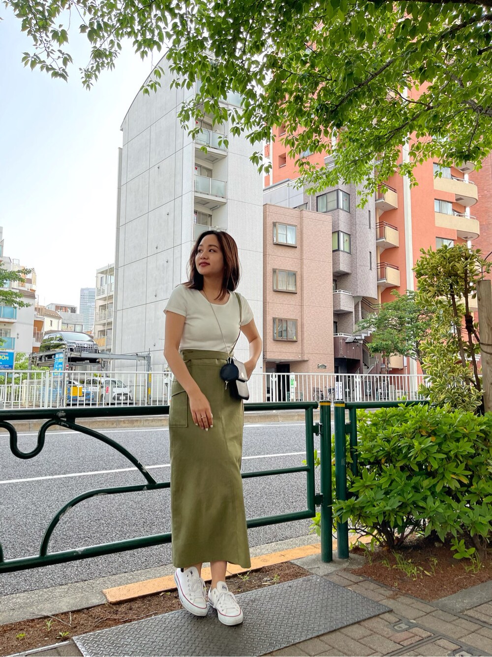 ホワイト系のTシャツ/カットソー、ベージュ系のスカートを着用したレディースの春コーディネートの2枚目の写真