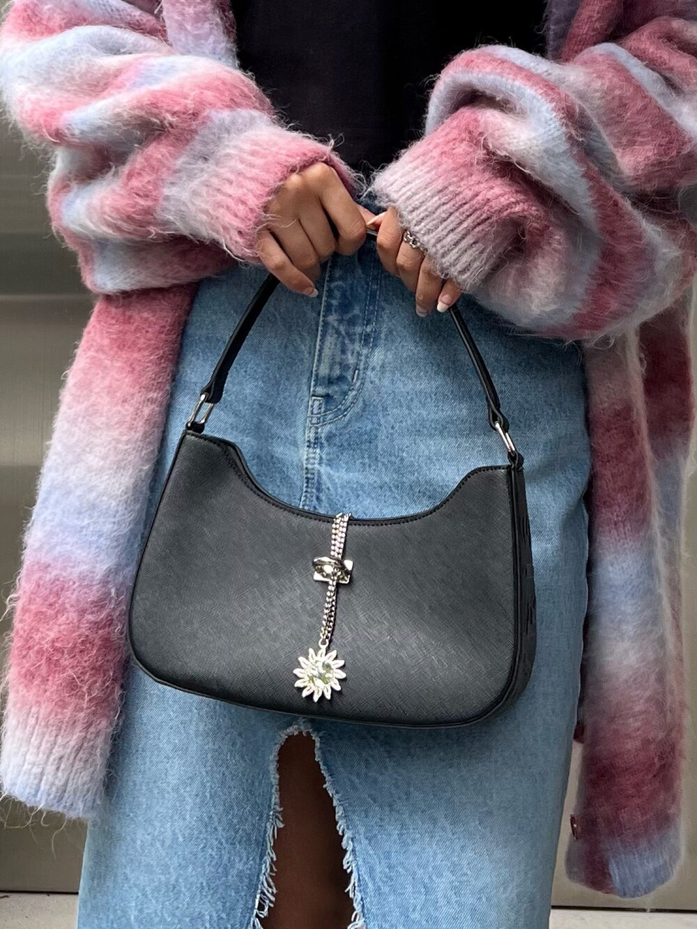 ブラック系のTシャツ/カットソー、ブルー系のデニムスカート、ピンク系のカーディガン/ボレロを着用したレディースの秋コーディネートの5枚目の写真