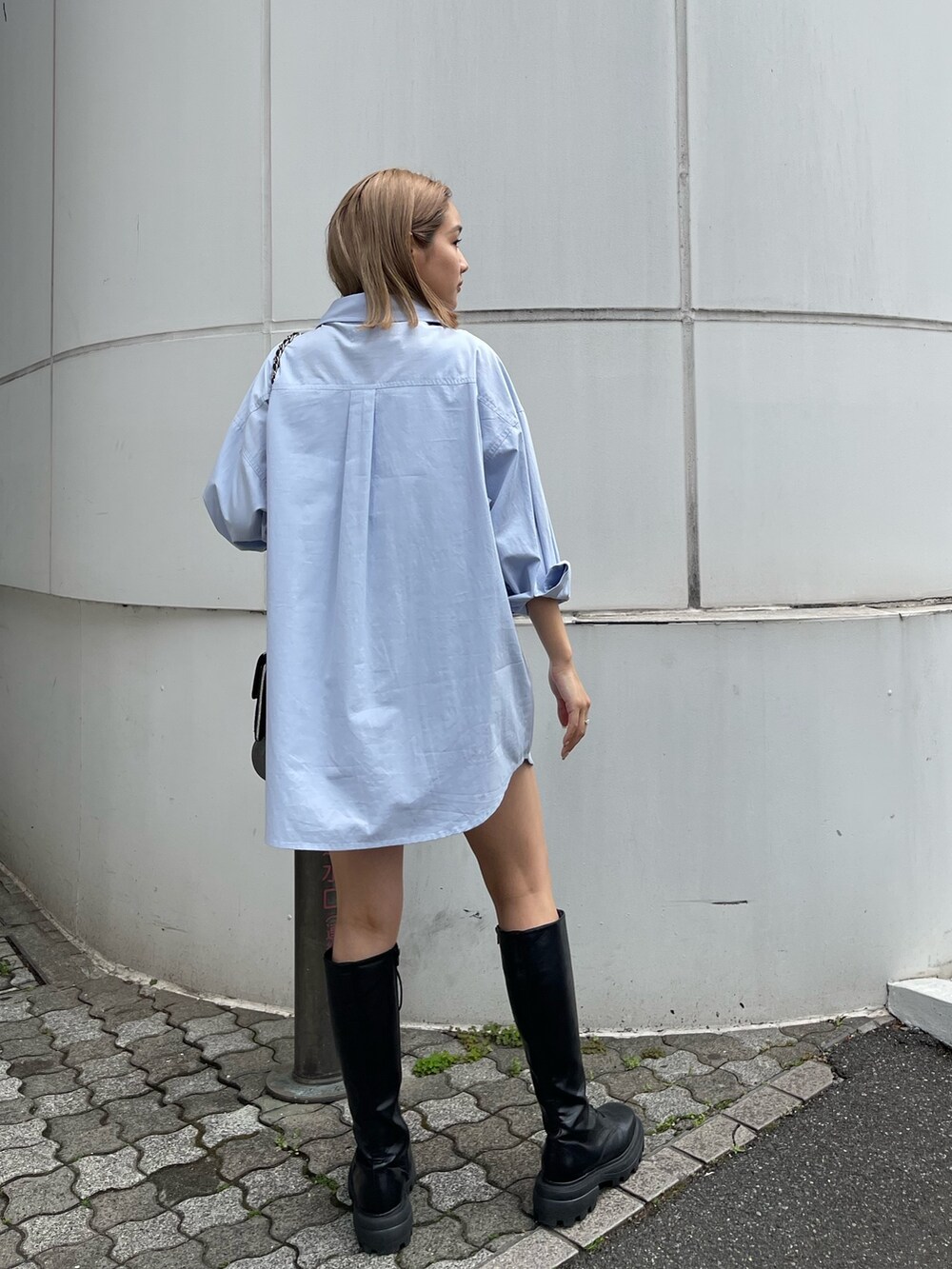 ブラック系のブーツ、ブラック系のショルダーバッグ、ブルー系のシャツ/ブラウスを着用したレディースの春コーディネートの4枚目の写真