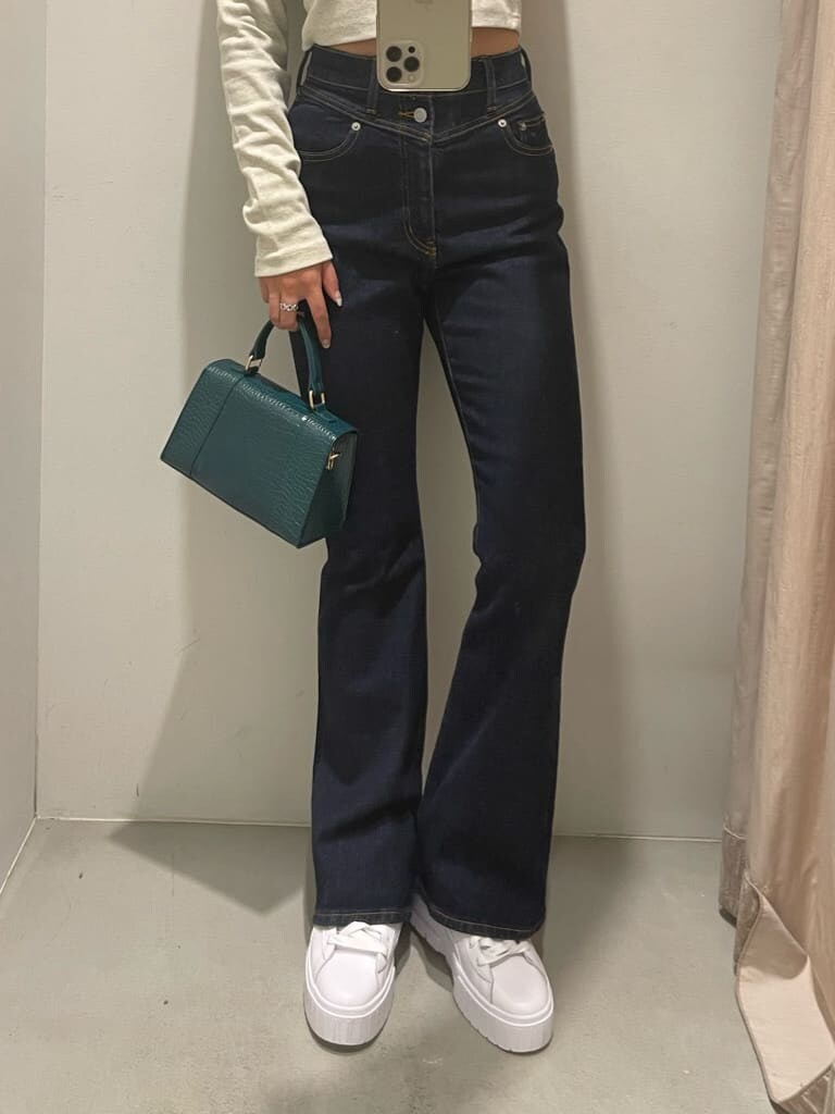 ブルー系のデニムパンツ、グレー系のTシャツ/カットソー、ホワイト系のスニーカーを着用したレディースの秋コーディネートの5枚目の写真