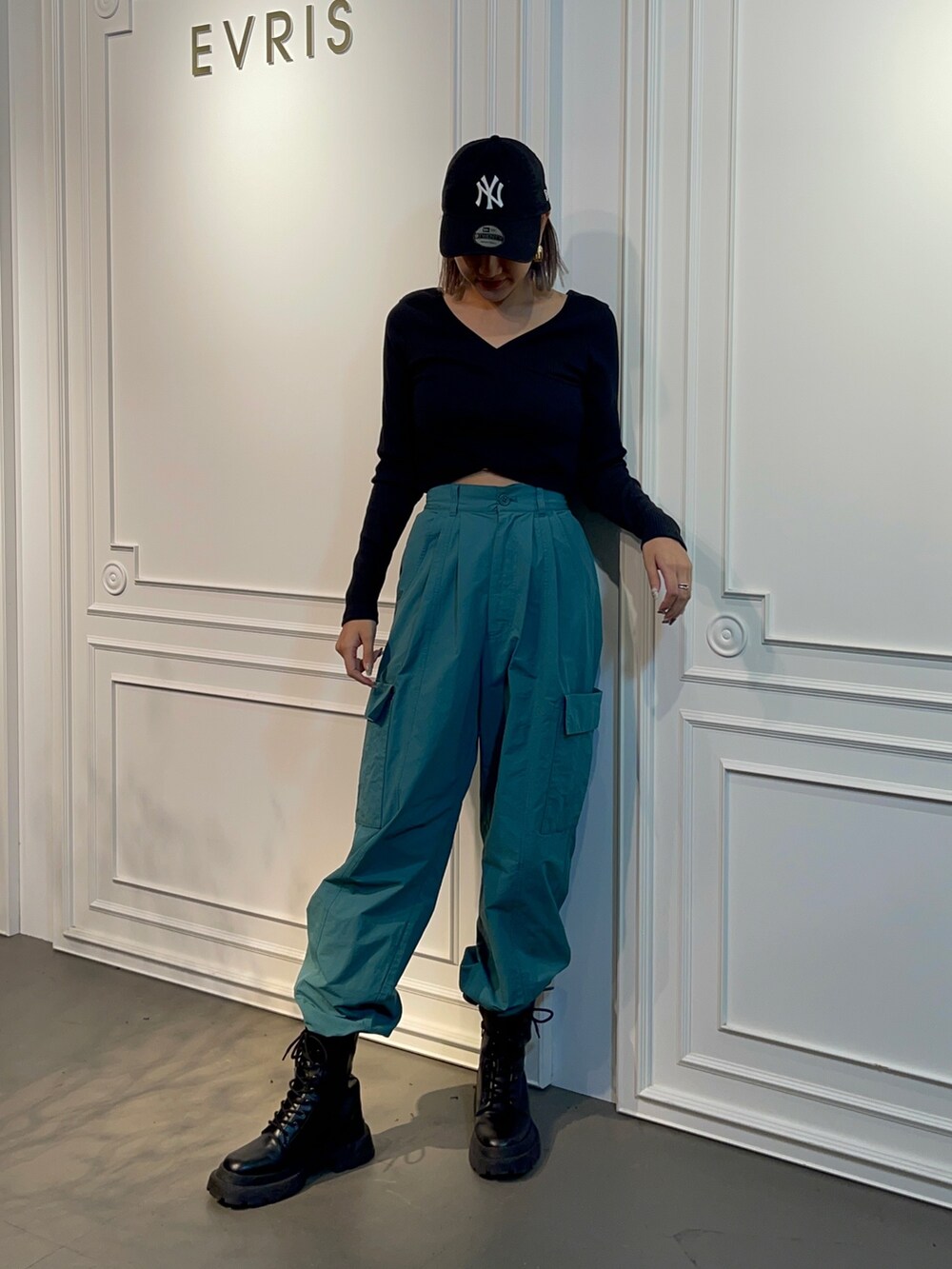 ブルー系のカーゴパンツ、ブラック系のブーツ、ブラック系のTシャツ/カットソーを着用したレディースの秋コーディネートの2枚目の写真