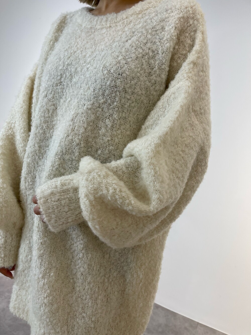 ブラック系のブーツ、ホワイト系のニット/セーターを着用したレディースの秋コーディネートの4枚目の写真