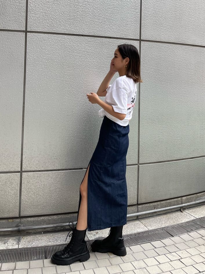 ブルー系のワンピース、ホワイト系のTシャツ/カットソー、ブラック系のブーツを着用したレディースの夏コーディネートの4枚目の写真