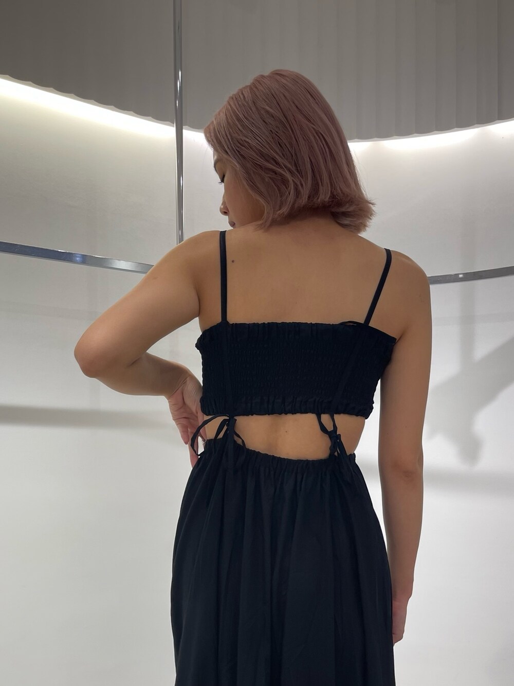 ブラック系のサンダル、ブラック系のショルダーバッグ、ブラック系のワンピースを着用したレディースの夏コーディネートの7枚目の写真