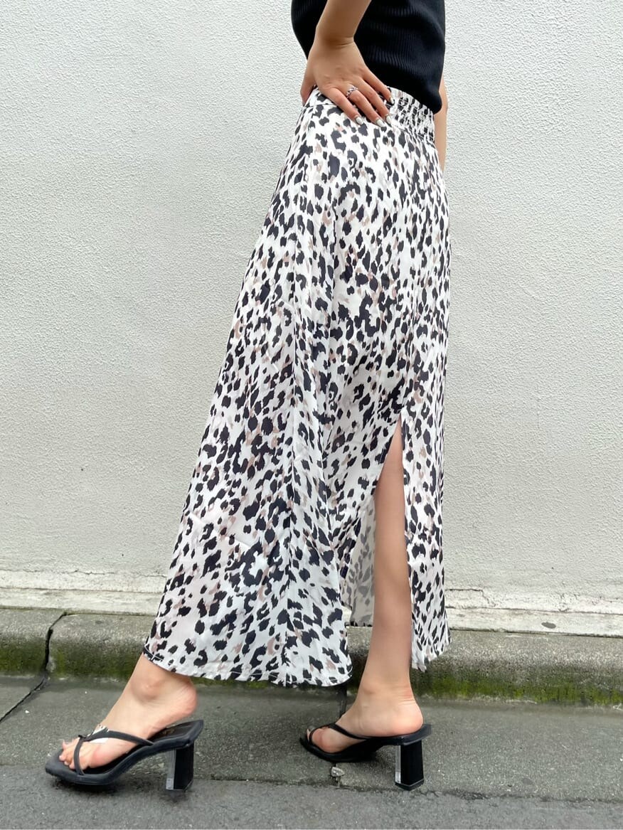 その他のスカート、ブラック系のサンダル、ブラック系のニット/セーターを着用したレディースの夏コーディネートの6枚目の写真