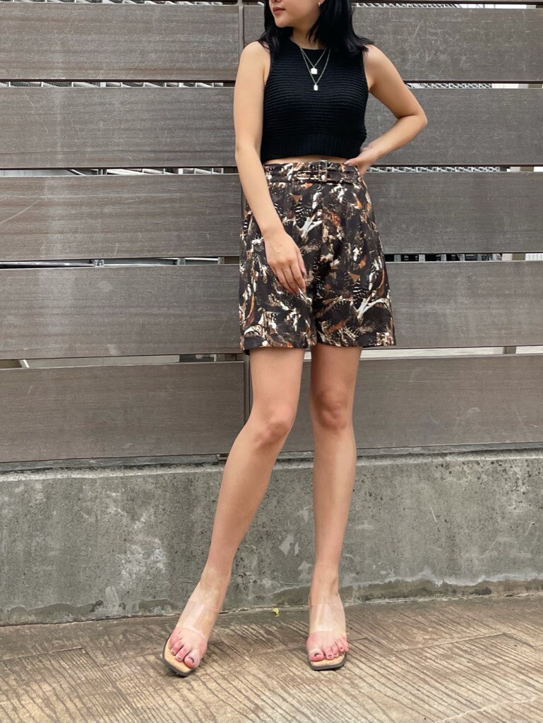 その他のサンダル、ブラック系のタンクトップ、その他のその他パンツを着用したレディースの夏コーディネートの3枚目の写真