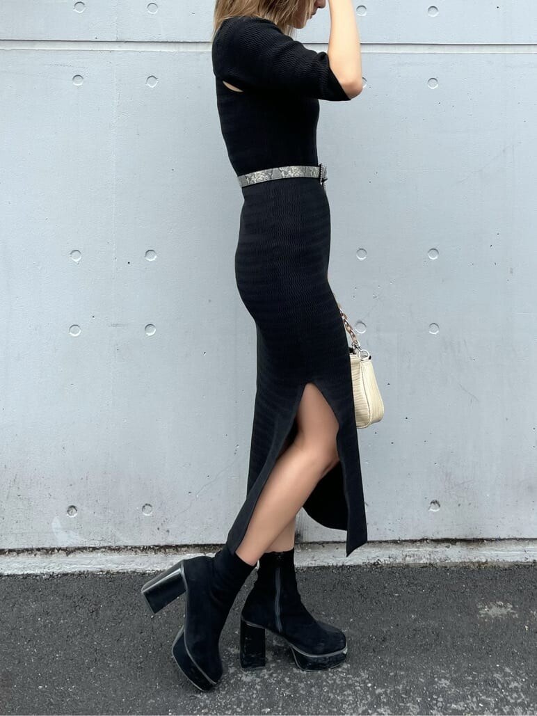 ホワイト系のショルダーバッグ、ブラック系のワンピース、ホワイト系のベルトを着用したレディースの秋コーディネートの3枚目の写真