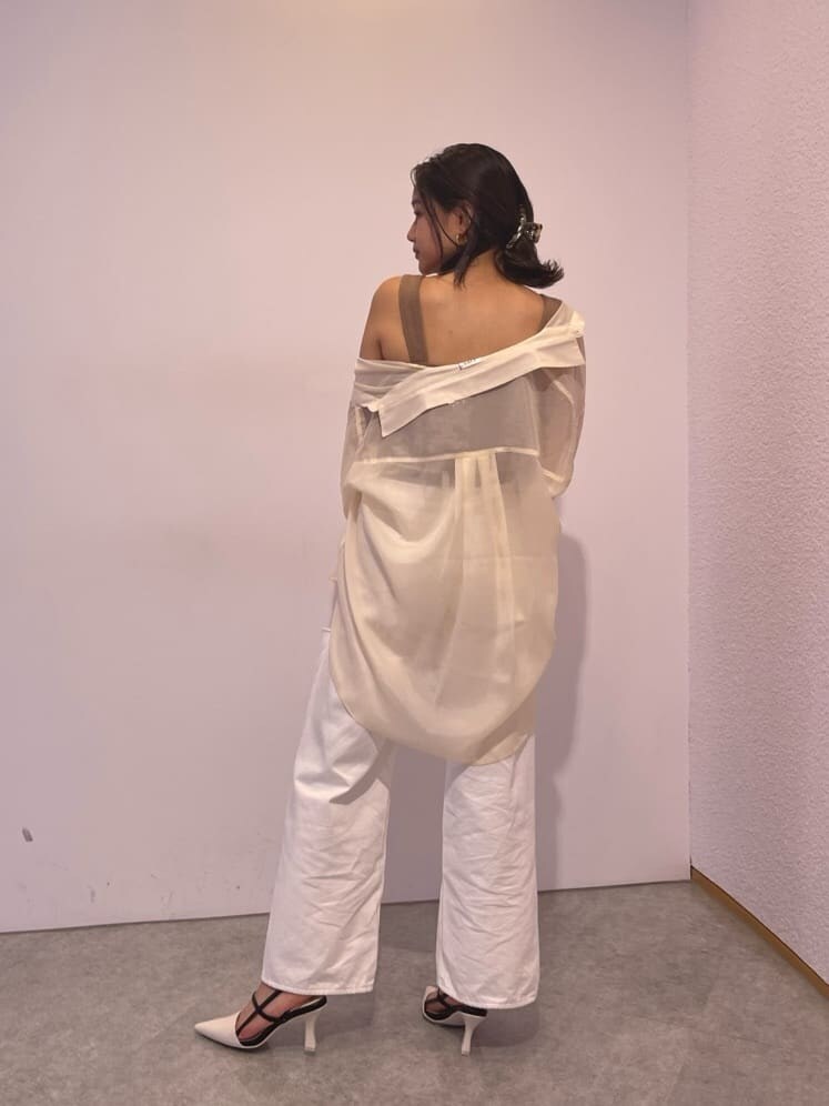 ホワイト系のサンダル、ホワイト系のシャツ/ブラウス、ホワイト系のデニムパンツを着用したレディースの夏コーディネートの3枚目の写真