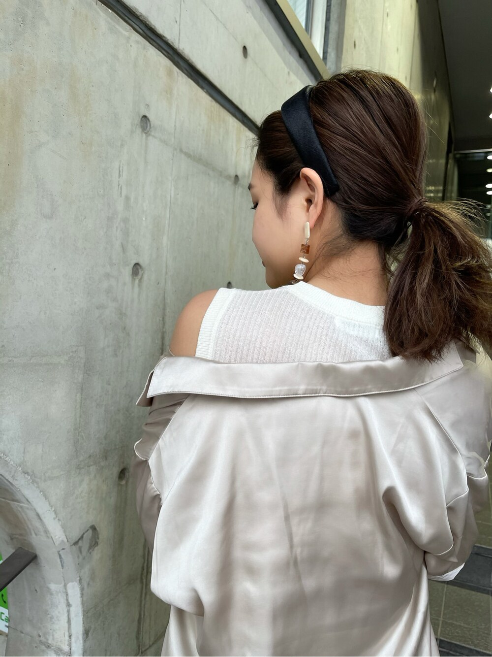 ブラック系のその他パンツ、その他のサンダル、ベージュ系のシャツ/ブラウスを着用したレディースの春コーディネートの4枚目の写真