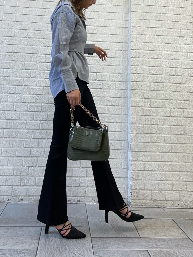 ブラック系のデニムパンツ、ブラック系のシャツ/ブラウス、ブラック系のサンダルを着用したレディースの夏コーディネートの2枚目の写真