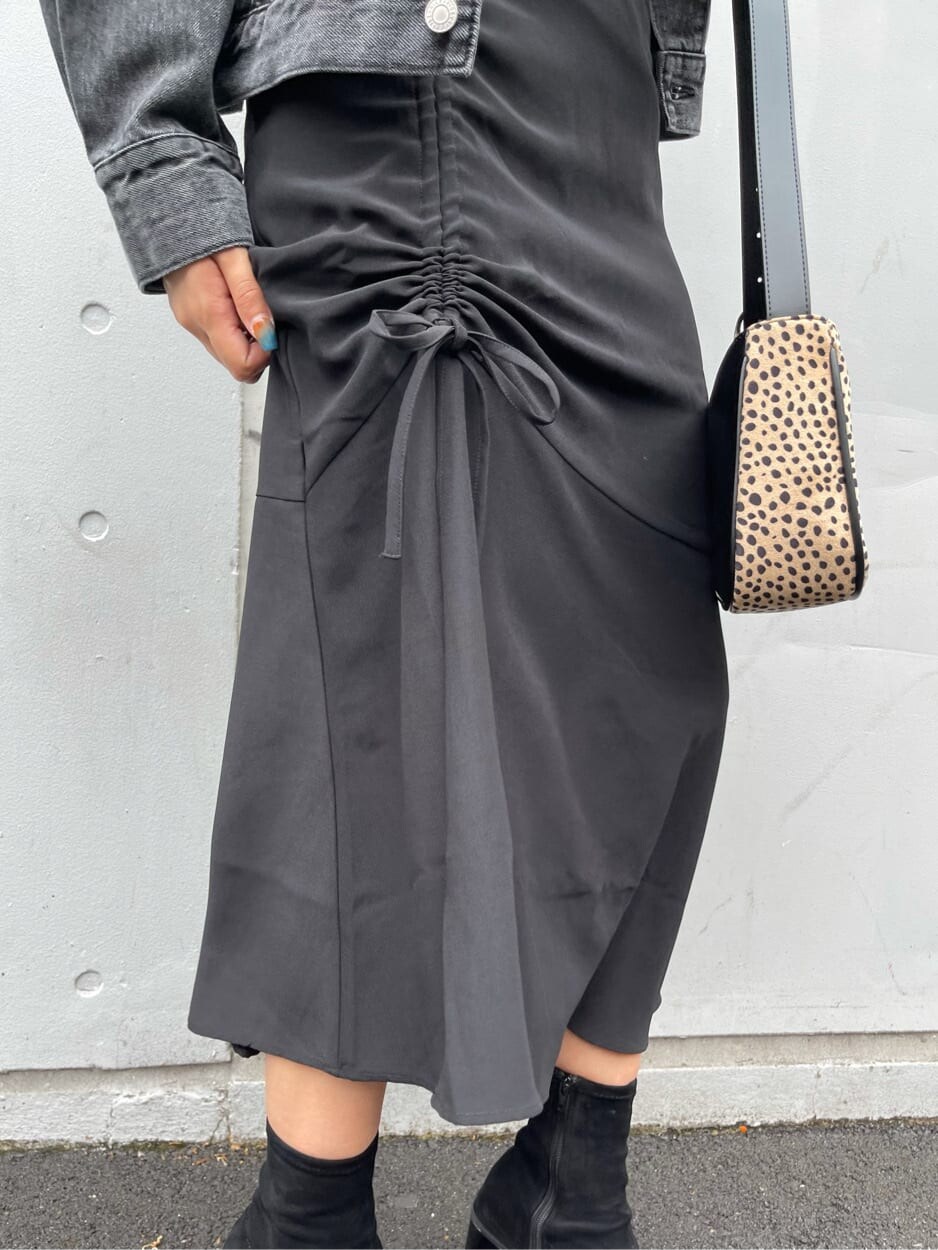 その他のショルダーバッグ、ブラック系のスカート、ブラック系のデニムジャケットを着用したレディースの秋コーディネートの6枚目の写真