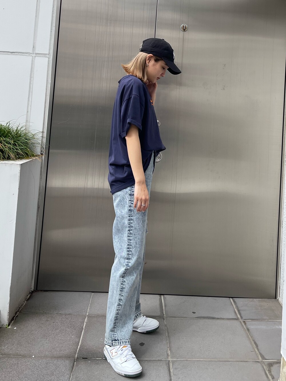 ブルー系のデニムパンツ、ブルー系のTシャツ/カットソーを着用したレディースの春コーディネートの5枚目の写真