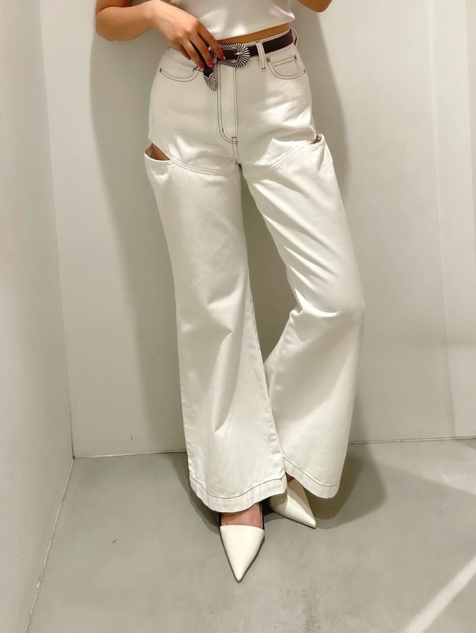 ホワイト系のタンクトップ、ホワイト系のサンダル、ベージュ系のテーラードジャケットを着用したレディースの春コーディネートの6枚目の写真