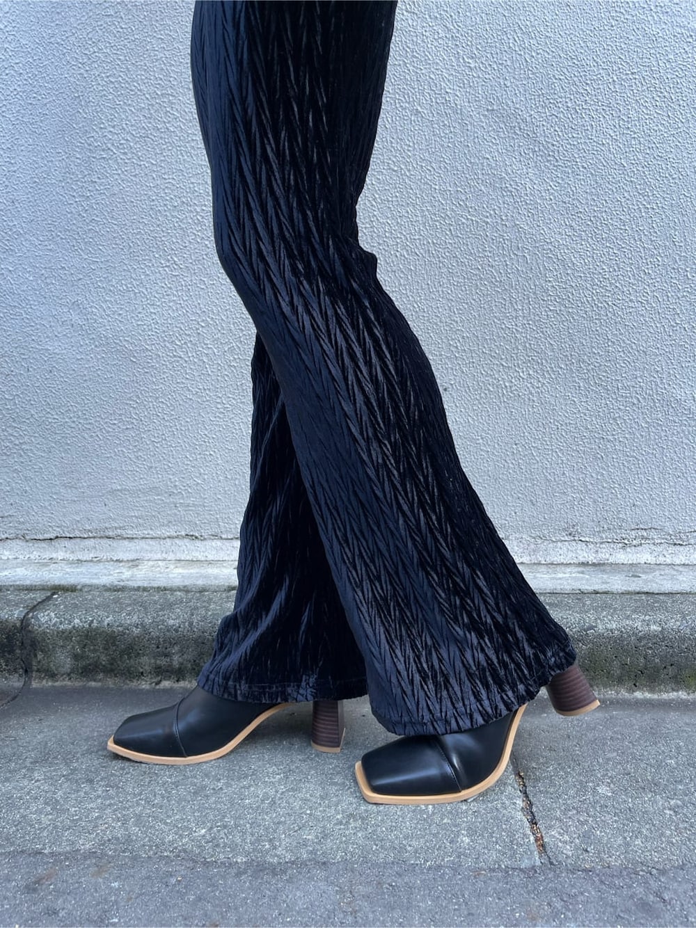 ホワイト系のブルゾン、ベージュ系のニット/セーター、ブラック系のその他パンツを着用したレディースの冬コーディネートの10枚目の写真