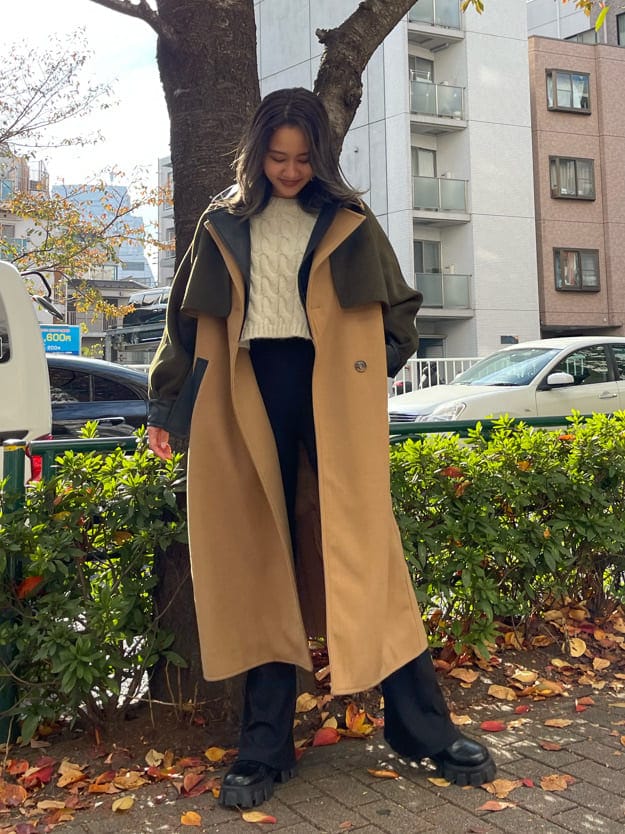 ブラック系のその他パンツ、その他のブーツ、ベージュ系のトレンチコートを着用したレディースの秋コーディネートの5枚目の写真