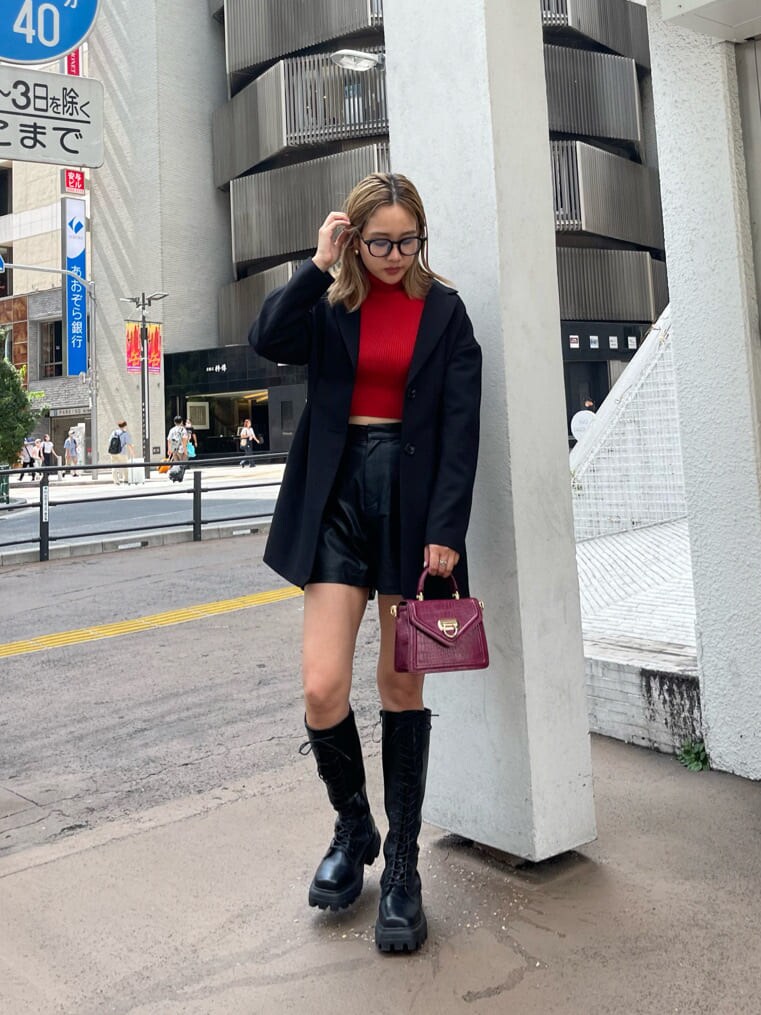 ブラック系のその他パンツ、ブラック系のブーツ、ブラック系のテーラードジャケットを着用したレディースの秋コーディネートの3枚目の写真