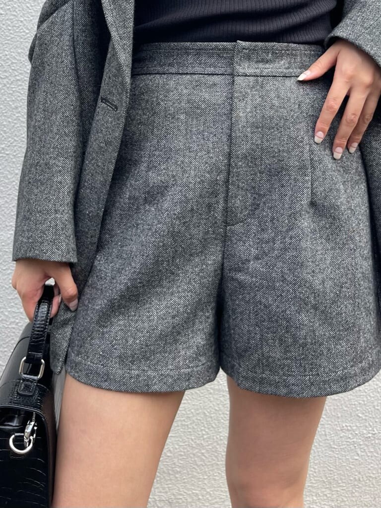 ブラック系のブーツ、ブラック系のテーラードジャケット、ブラック系のその他パンツを着用したレディースの秋コーディネートの7枚目の写真