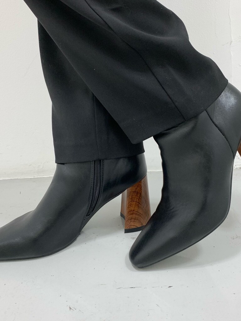 ブラック系のその他パンツ、ホワイト系のTシャツ/カットソーを着用したレディースの冬コーディネートの6枚目の写真