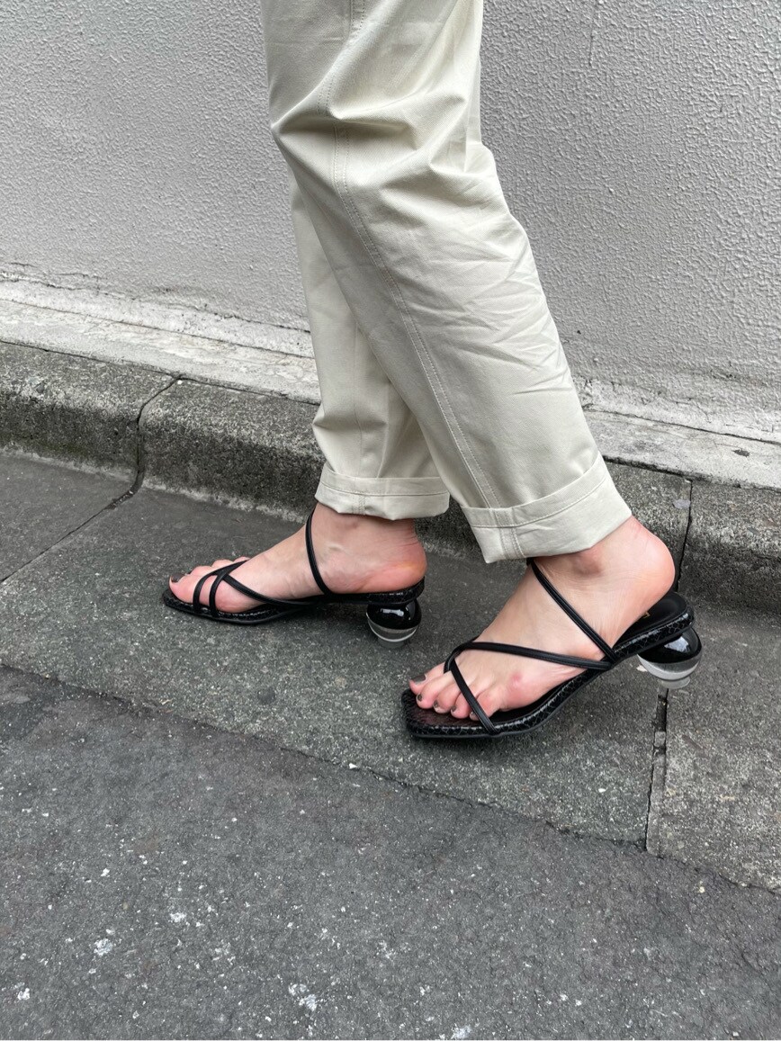 ブラック系のサンダル、ホワイト系のその他パンツ、ベージュ系のシャツ/ブラウスを着用したレディースの春コーディネートの5枚目の写真