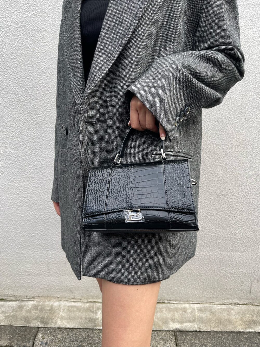 ブラック系のブーツ、ブラック系のテーラードジャケット、ブラック系のその他パンツを着用したレディースの秋コーディネートの8枚目の写真