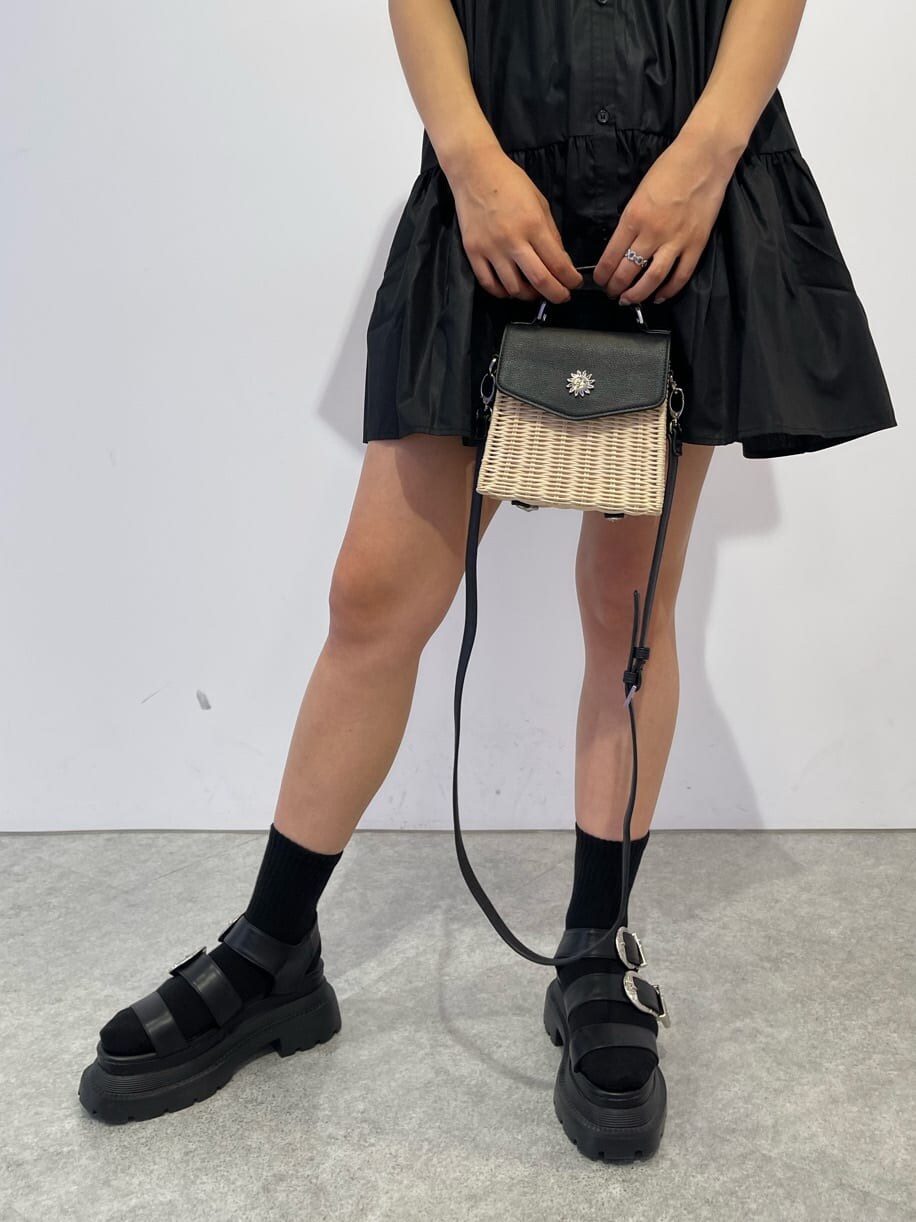 ブラック系のサンダル、ブラック系のショルダーバッグ、ブラック系のワンピースを着用したレディースの夏コーディネートの6枚目の写真