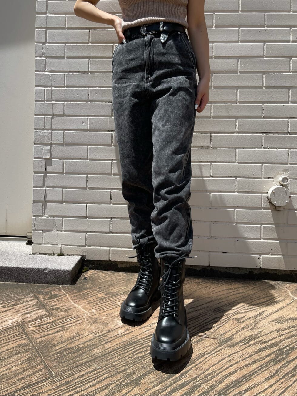 ブラック系のブーツ、ブラック系のデニムパンツ、ベージュ系のニット/セーターを着用したレディースの夏コーディネートの7枚目の写真