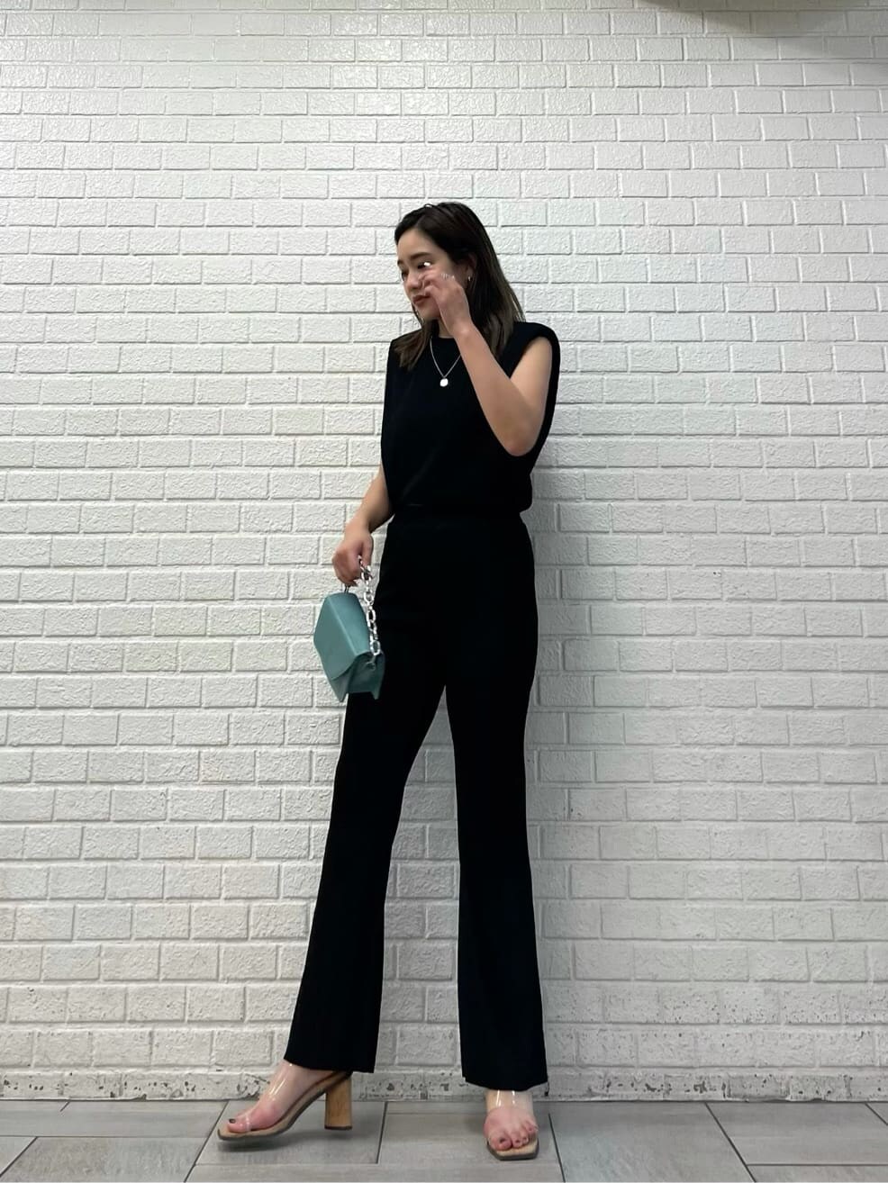 その他のサンダル、ブラック系のスラックス、ブラック系のTシャツ/カットソーを着用したレディースの夏コーディネートの2枚目の写真