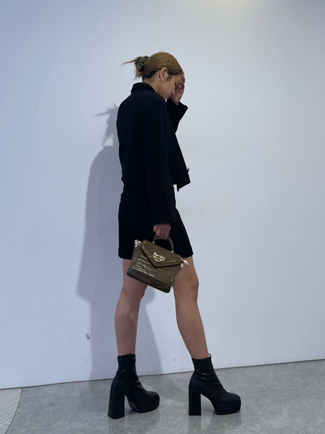 ブラック系のブーツ、ブラック系のテーラードジャケット、ブラック系のカーディガン/ボレロを着用したレディースの秋コーディネートの4枚目の写真