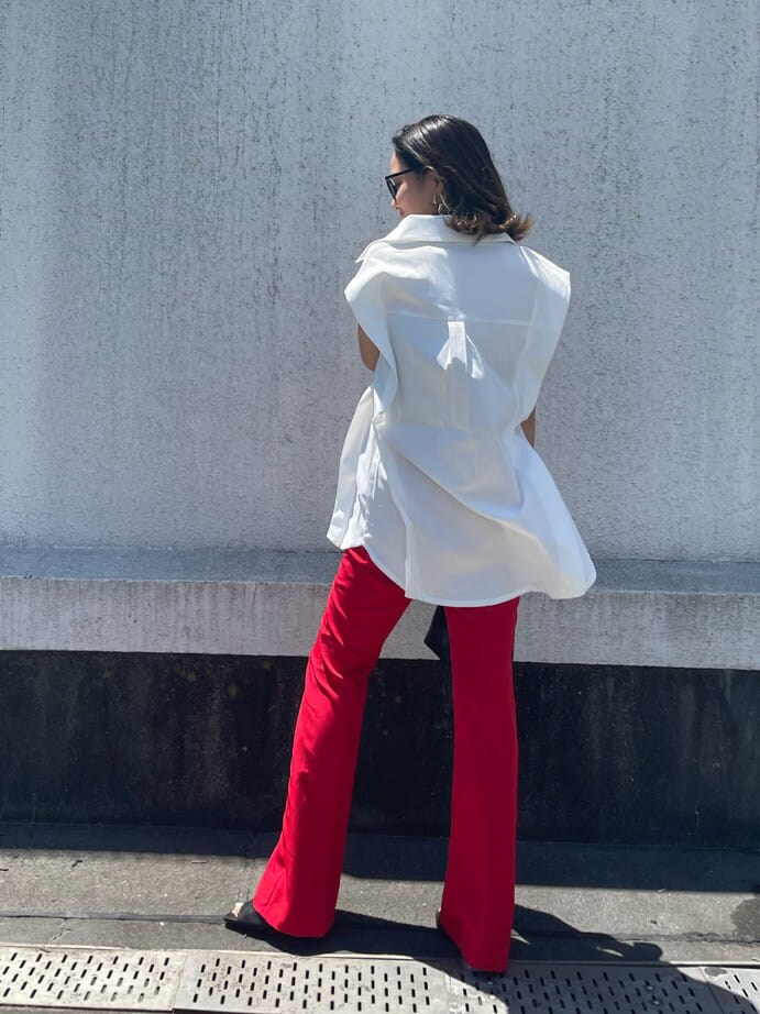 ブラック系のハンドバッグ、ブラック系のキャミソール、ホワイト系のシャツ/ブラウスを着用したレディースの夏コーディネートの2枚目の写真