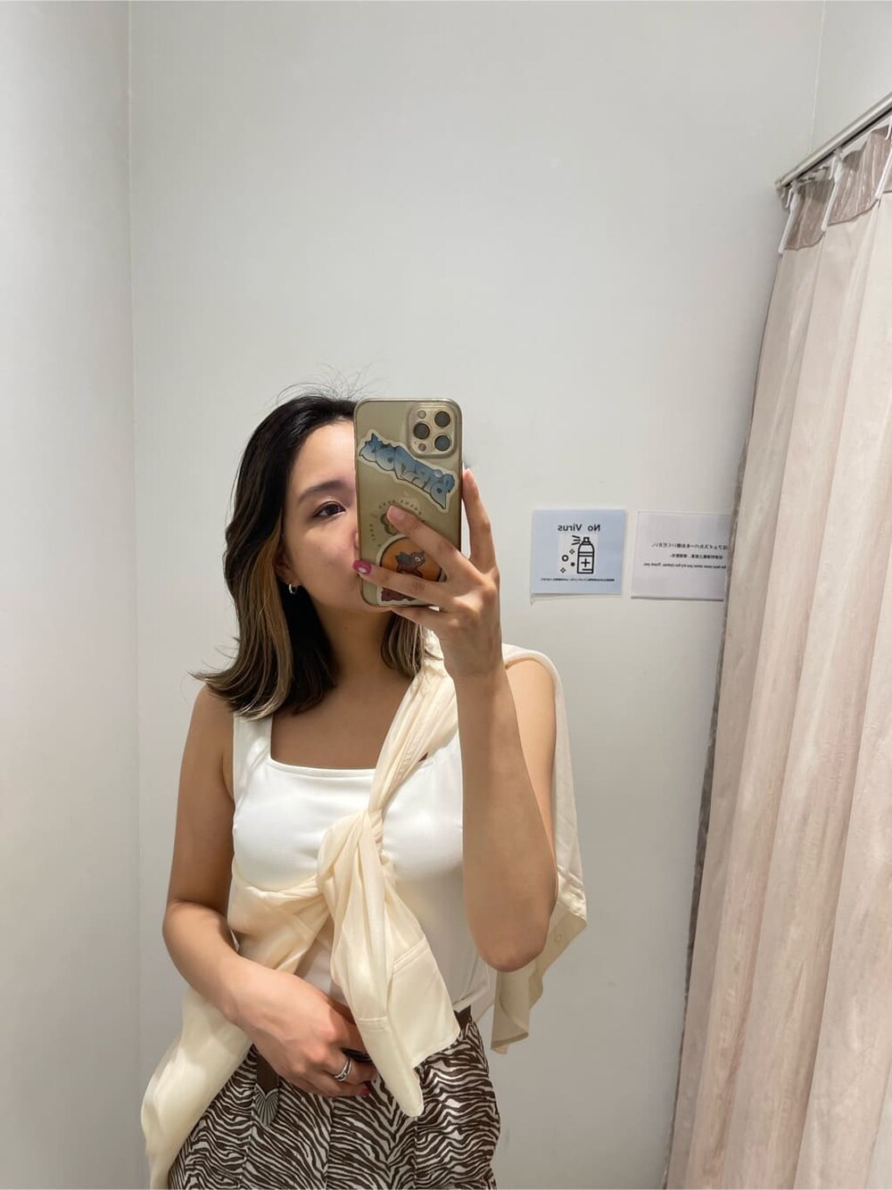 ホワイト系のタンクトップ、ホワイト系のサンダル、ホワイト系のシャツ/ブラウスを着用したレディースの春コーディネートの4枚目の写真