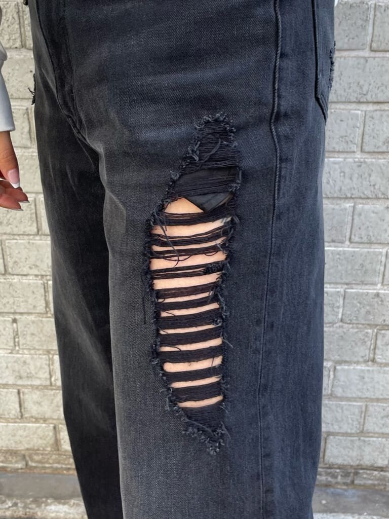 ブラック系のデニムパンツ、ホワイト系のTシャツ/カットソー、ホワイト系のベルトを着用したレディースの冬コーディネートの6枚目の写真