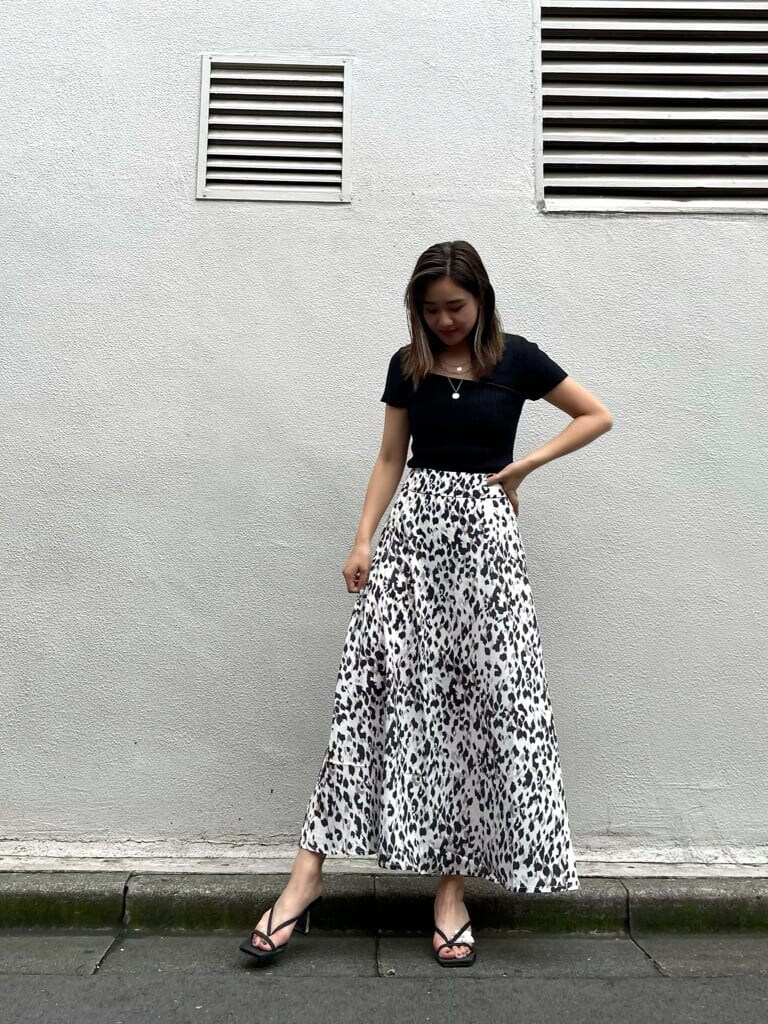 その他のスカート、ブラック系のサンダル、ブラック系のニット/セーターを着用したレディースの夏コーディネートの2枚目の写真