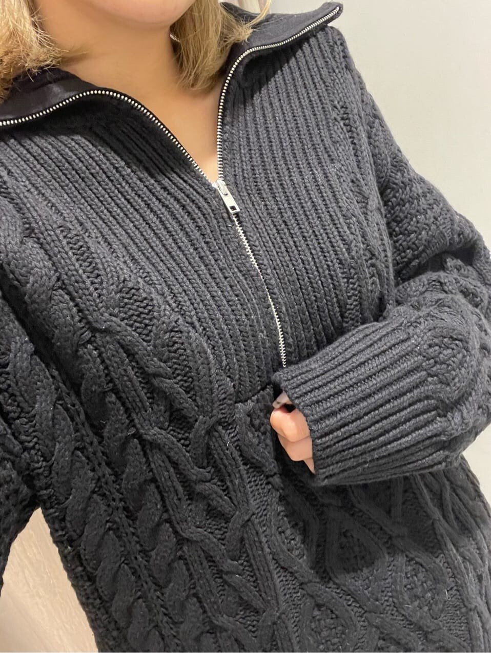 ブラック系のその他パンツ、ホワイト系のブーツ、ブラック系のニット/セーターを着用したレディースの秋コーディネートの7枚目の写真