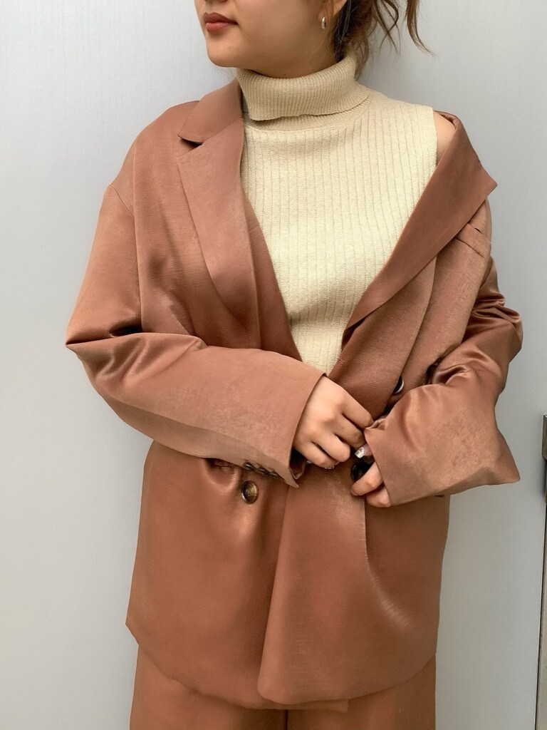 ブラウン系のテーラードジャケット、ホワイト系のサンダル、ホワイト系のタンクトップを着用したレディースの冬コーディネートの2枚目の写真