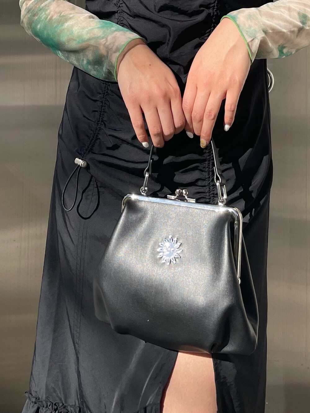 ブラック系のワンピース、ブラック系のショルダーバッグ、ブラック系のブーツを着用したレディースの冬コーディネートの8枚目の写真