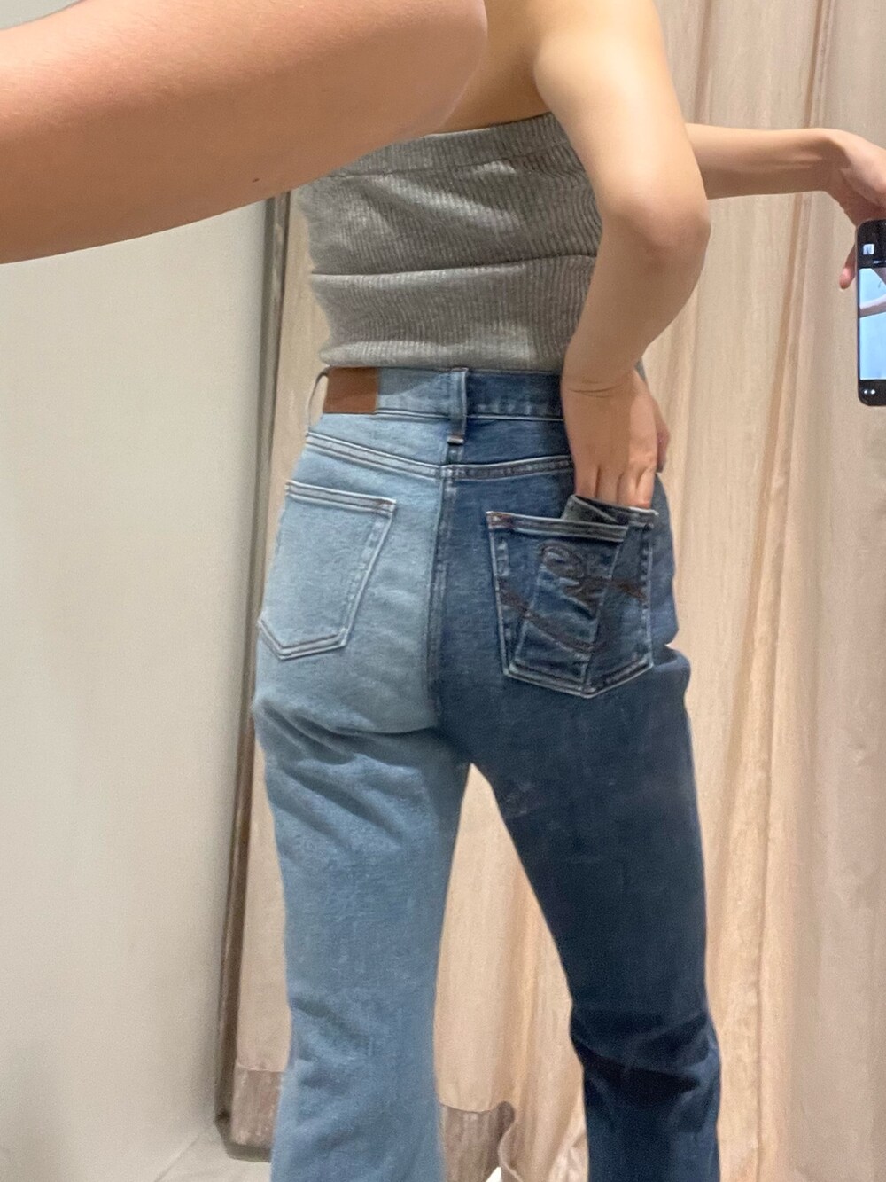 ブラック系のサンダル、グレー系のチューブトップ、ブルー系のデニムパンツを着用したレディースの春コーディネートの7枚目の写真