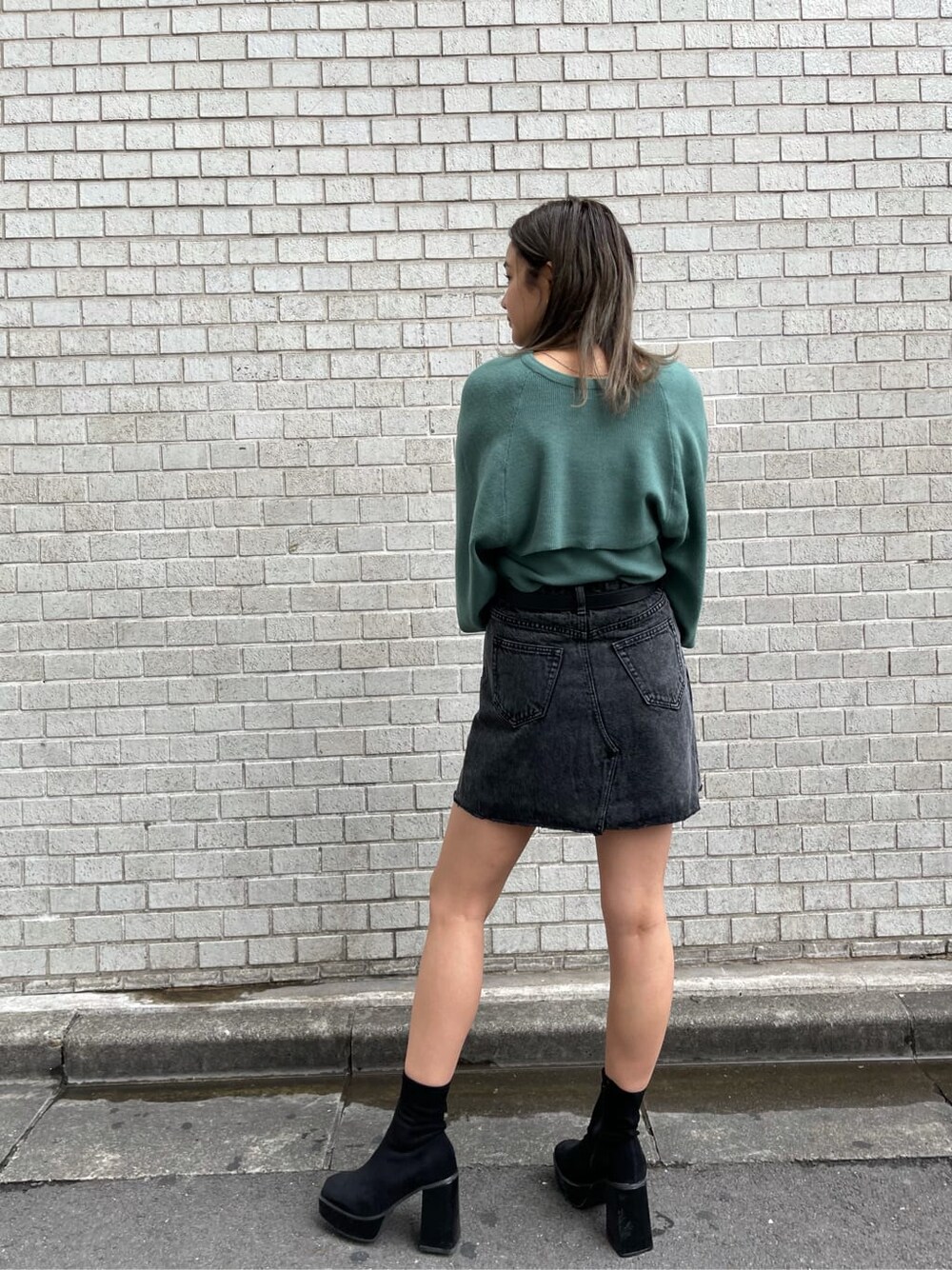 その他のブーツ、ブラック系のデニムスカートを着用したレディースの夏コーディネートの3枚目の写真