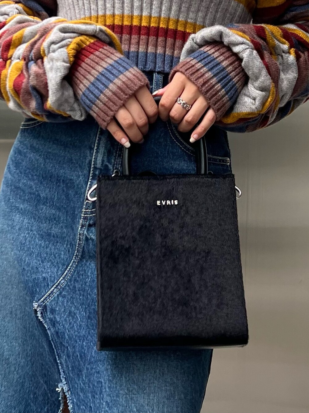 ブルー系のデニムスカート、その他のニット/セーター、ブラック系のブーツを着用したレディースの秋コーディネートの6枚目の写真