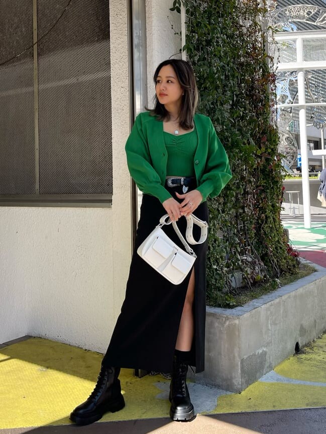 ブラック系のブーツ、ホワイト系のショルダーバッグ、ブラック系のカーディガン/ボレロを着用したレディースの春コーディネートの2枚目の写真