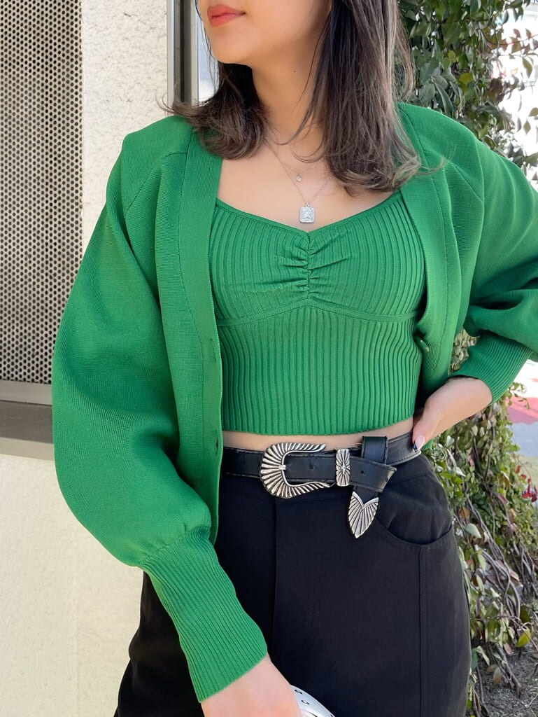 ブラック系のカーディガン/ボレロ、ブラック系のブーツ、ホワイト系のショルダーバッグを着用したレディースの春コーディネートの4枚目の写真