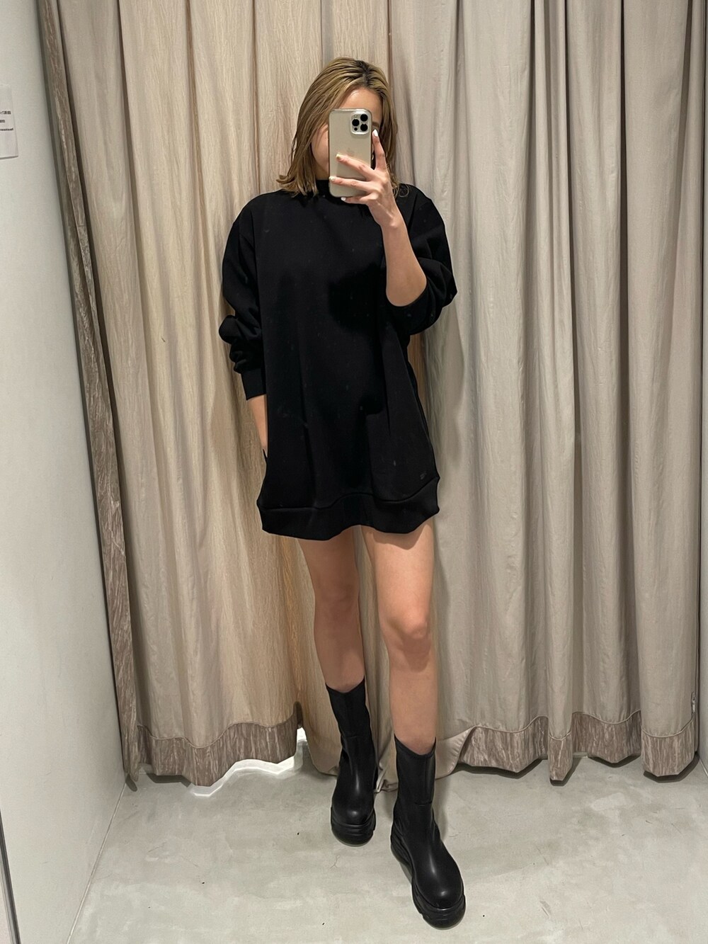 ブラック系のブーツ、グレー系のその他アウター、ブラック系のワンピースを着用したレディースの冬コーディネートの2枚目の写真