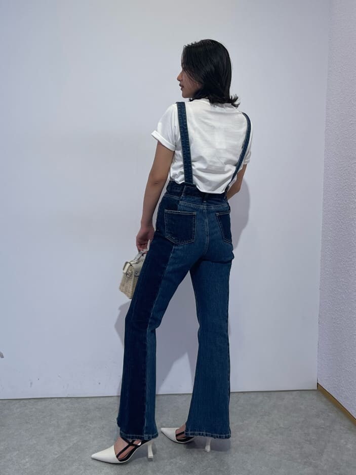 ホワイト系のサンダル、ブルー系のサロペット/オーバーオール、ホワイト系のTシャツ/カットソーを着用したレディースの夏コーディネートの5枚目の写真