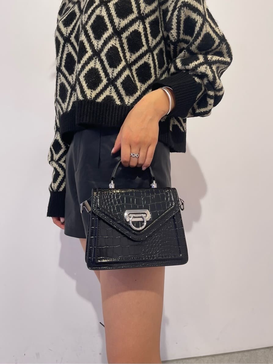 ブラック系のその他パンツ、ブラック系のブーツ、ブラック系のハンドバッグを着用したレディースの秋コーディネートの6枚目の写真