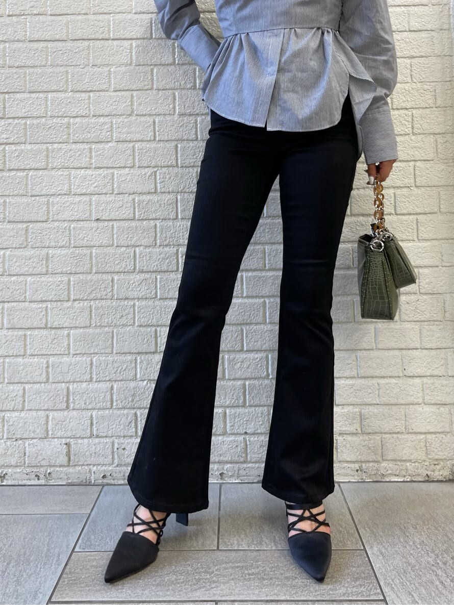 ブラック系のデニムパンツ、ブラック系のシャツ/ブラウス、ブラック系のサンダルを着用したレディースの夏コーディネートの8枚目の写真