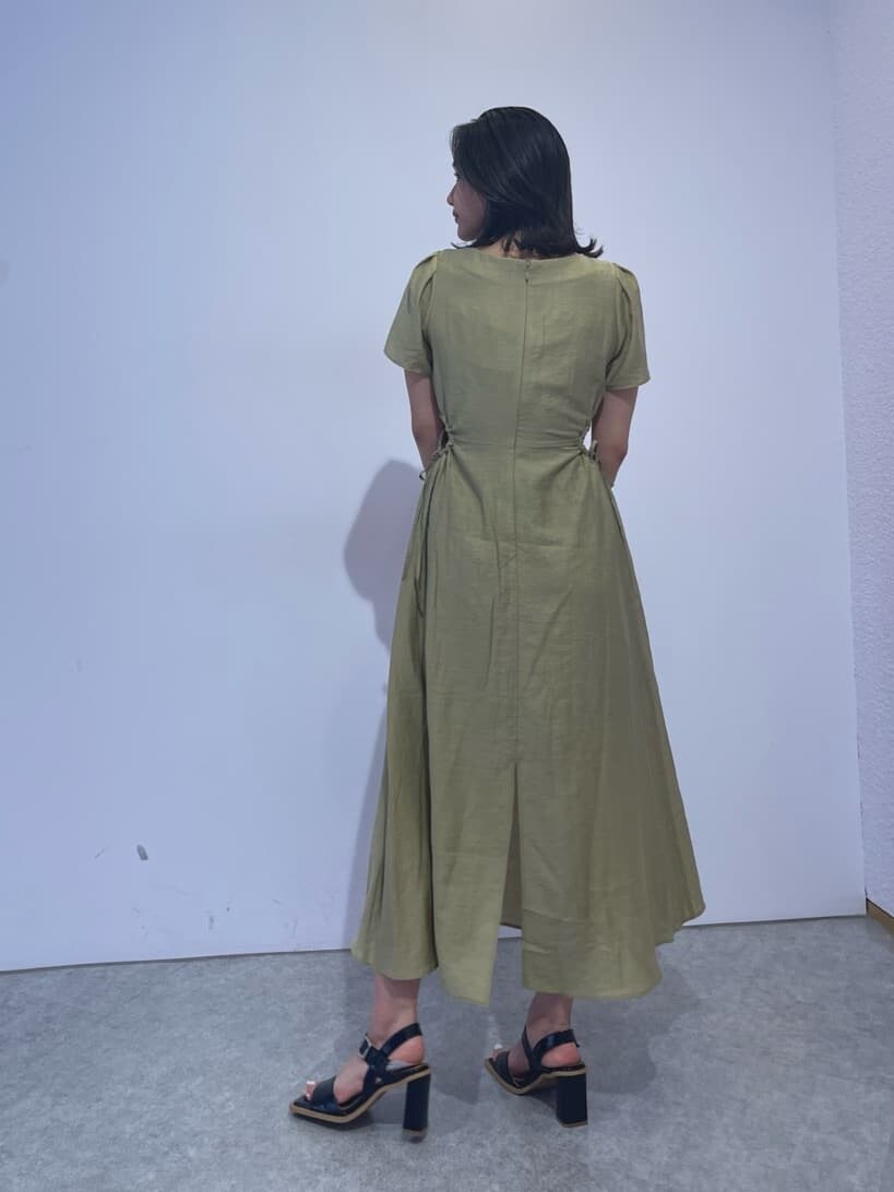 ブラック系のサンダル、グリーン系のワンピース、ブラック系のショルダーバッグを着用したレディースの夏コーディネートの6枚目の写真