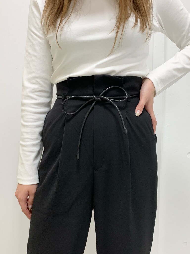 ブラック系のその他パンツ、ホワイト系のTシャツ/カットソーを着用したレディースの冬コーディネートの3枚目の写真