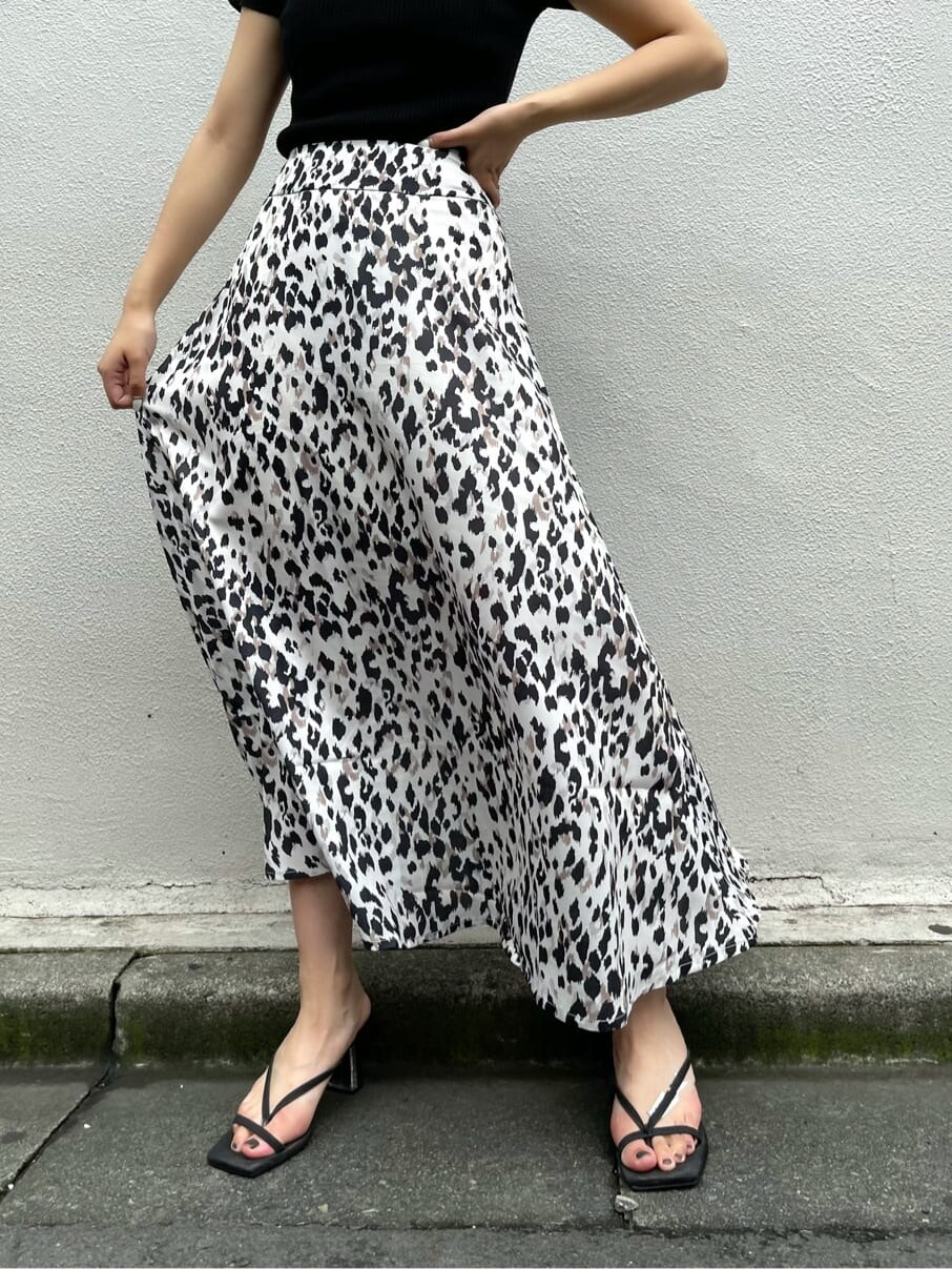 その他のスカート、ブラック系のサンダル、ブラック系のニット/セーターを着用したレディースの夏コーディネートの5枚目の写真