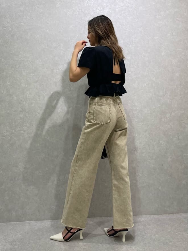 ブラック系のシャツ/ブラウス、ベージュ系のデニムパンツ、ホワイト系のサンダルを着用したレディースの春コーディネートの2枚目の写真