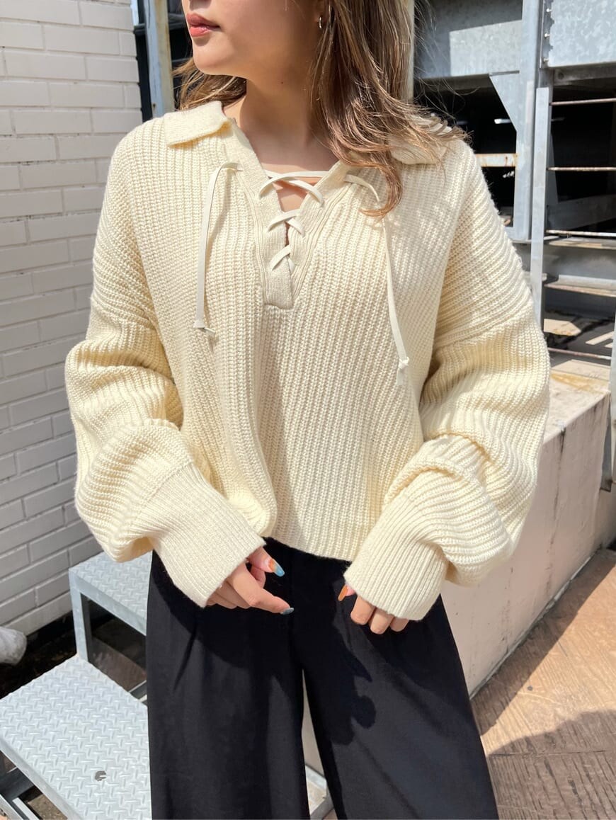 ブラック系のその他パンツ、ブラック系のブーツ、ホワイト系のニット/セーターを着用したレディースの秋コーディネートの2枚目の写真